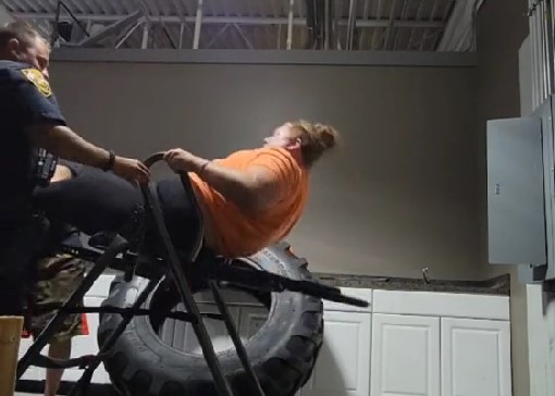 mujer quedo atrapada en maquina de gimnasio