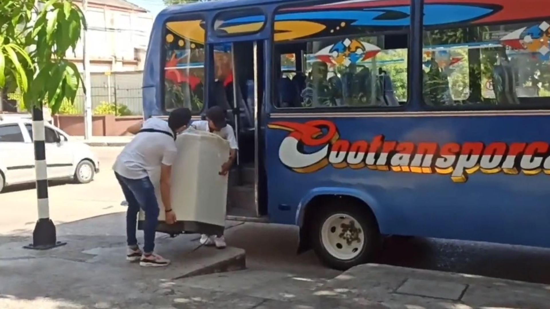 Vuelve y juega, intentan trastear lavadora en un bus de Barranquilla